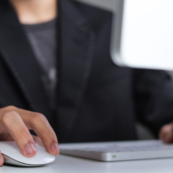 تشمل مراقبة حركة الفأرة: ميتا “تتجسّس” على موظفيها لتدريب الـAI