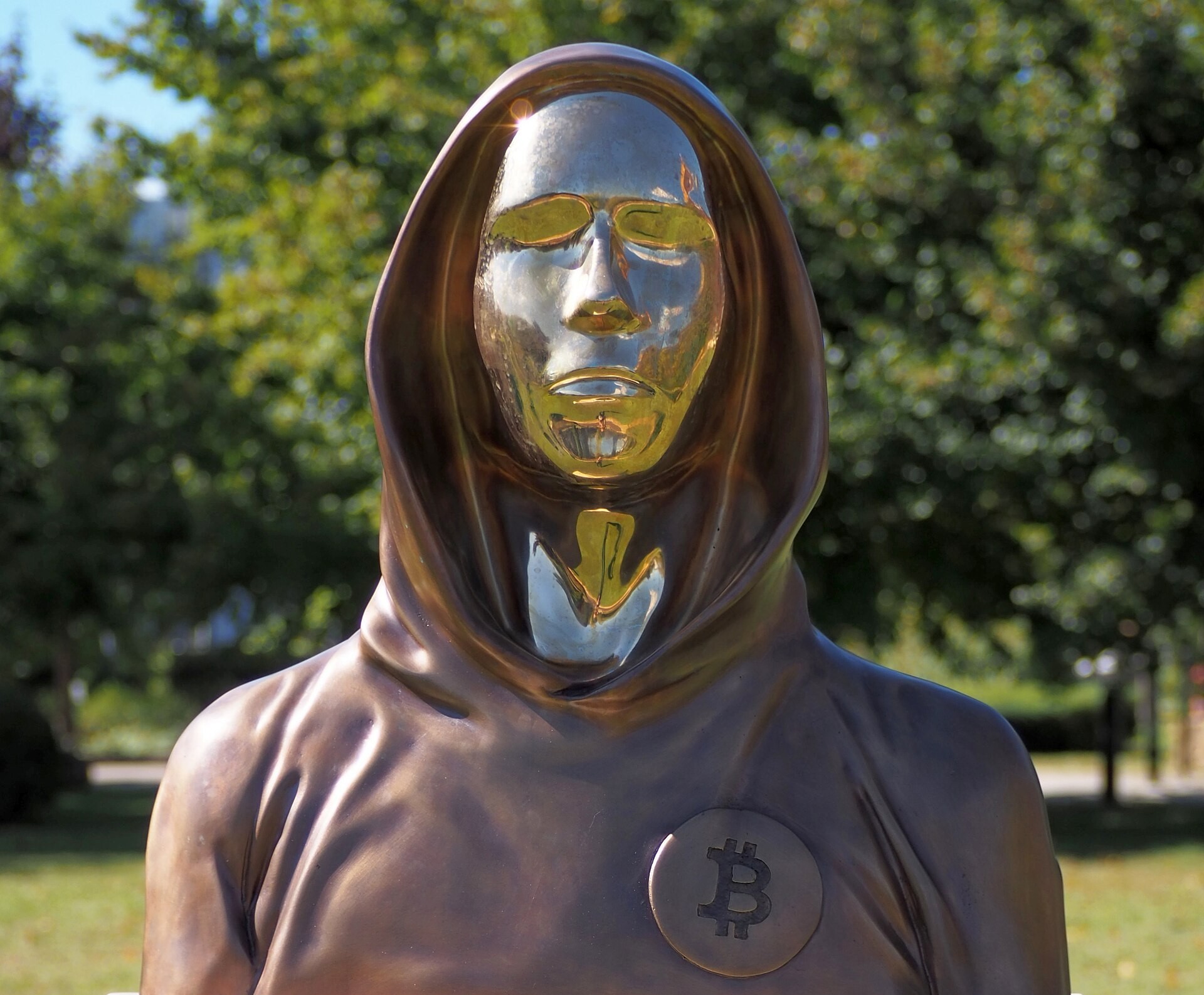 بعد تحقيق استمر عام: هل كُشِفَتْ هوية مخترع بيتكوين؟