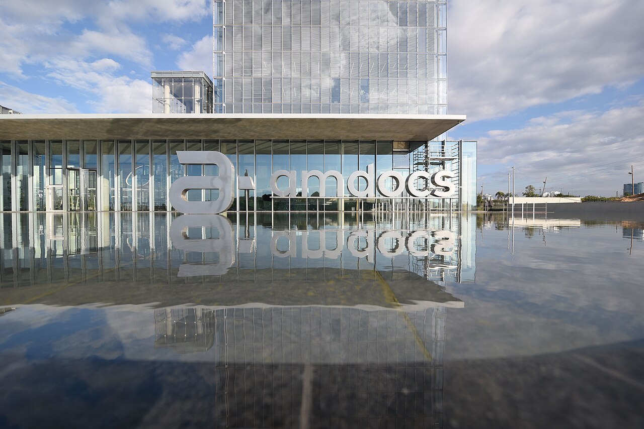 Amdocs تنضم للموجة وتسرّح آلاف الموظفين بينهم المئات بالبلاد