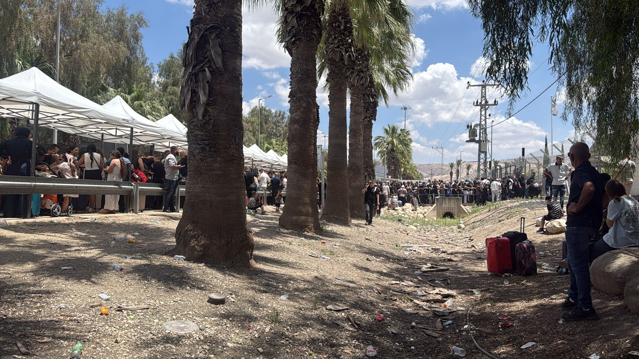 خاص لـ"وصلة": أزمة المعابر الحدودية تحرم المسافرين من عطلة العيد وتكبدهم خسائر مادية فادحة