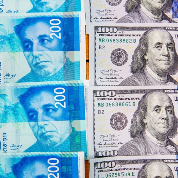 التدخّل بدأ لإضعاف الشيكل؟ بنك إسرائيل يشتري 800 مليون دولار