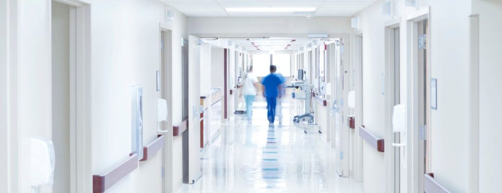 من 10 إلى 100 ألف شيكل: كم بلغت أجور التخصصات الطبية والمهن الصحية بالبلاد؟ 3 hospital doctor