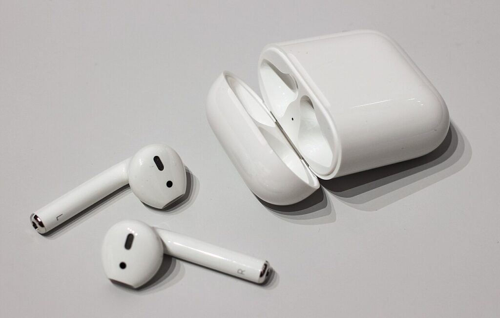 سماعات AirPods مزوّدة بكاميرات! آبل تستعد لدخول عصر الذكاء الاصطناعي