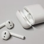 سماعات AirPods مزوّدة بكاميرات! آبل تستعد لدخول عصر الذكاء الاصطناعي