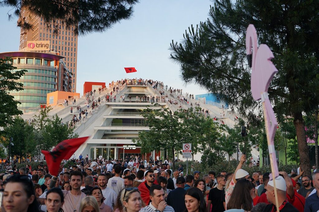 "ألبانيا ليست للبيع": "الفلامنغو" قد تطيح بالحكومة الألبانية ومنتجع صهر ترامب 2 1280px Flamingo Revolution Tirana Protest nr14 June 13 2026 11