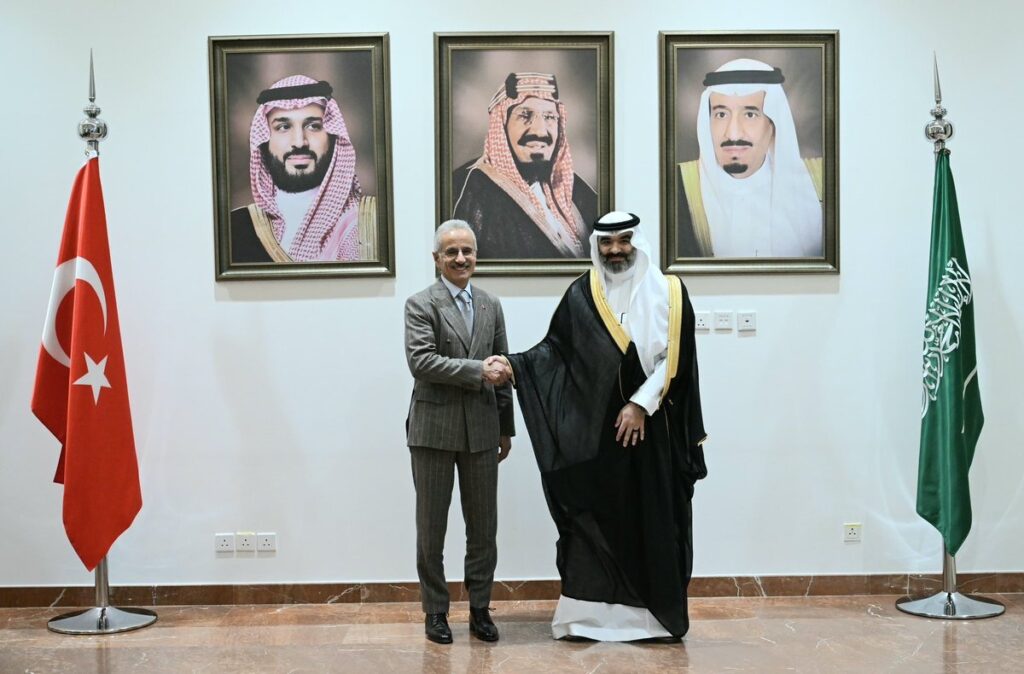 مخاوف إسرائيلية من مشروع تركي ـ سعودي سيهمّش دور حيفا التجاري بين آسيا وأوروبا 2 توقيع مذكرتي التفاهم بين وزيري النقل السعودي والتركي، الرياض 9 يونيو 2026