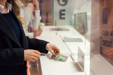 الصرّافون يعانون نقصًا حادًا بالعملات الأجنبية بسبب انهيار الدولار 2 money