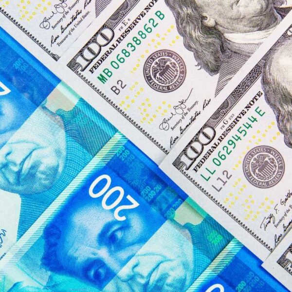المستوردون يستغلون هبوط الدولار والمؤسسات الاستثمارية تبيع 43 مليار دولار من العملات الأجنبية