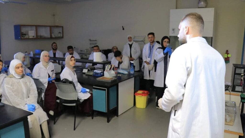 طفرة 1100% خلال 10 سنوات: آلاف الفتيات من المجتمع العربي تختار دراسة المهن الطبية في الجامعات الفلسطينية 4 طلاب طب جامعة النجاح