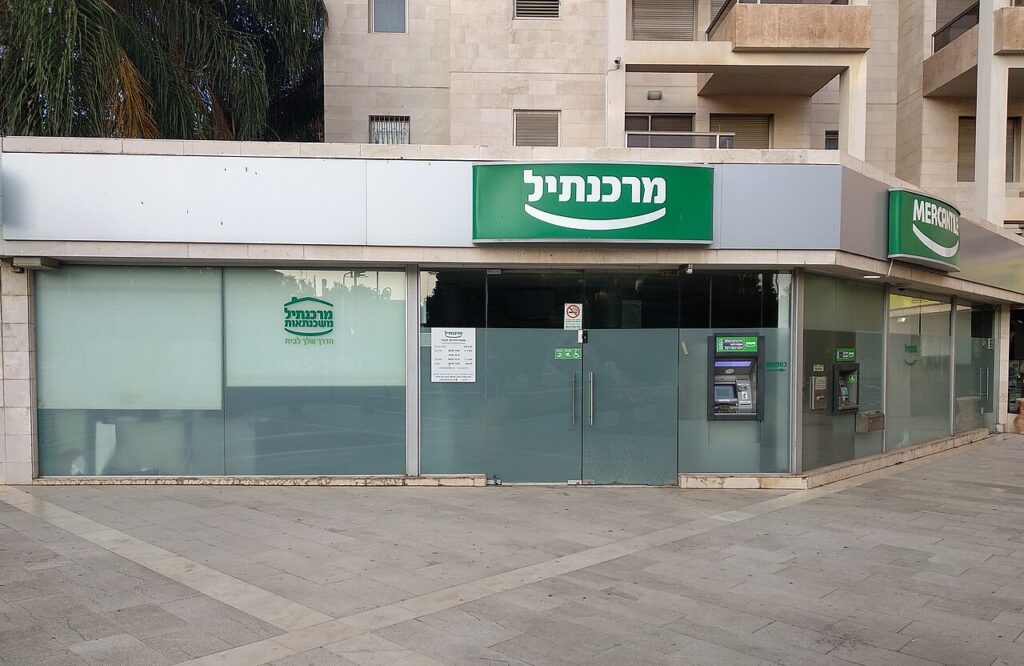 موظفو "مركنتيل" يعارضون دمجه مع "ديسكونت" ويهددون بإعلان نزاع عمل 2 1280px Mercantile Discount Bank Ramat Hasharon