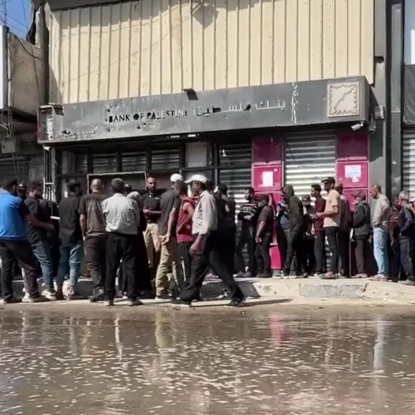 بنك فلسطين يحاصر الغزاويين: تجميد حساباتهم البنكية بلا مبررات