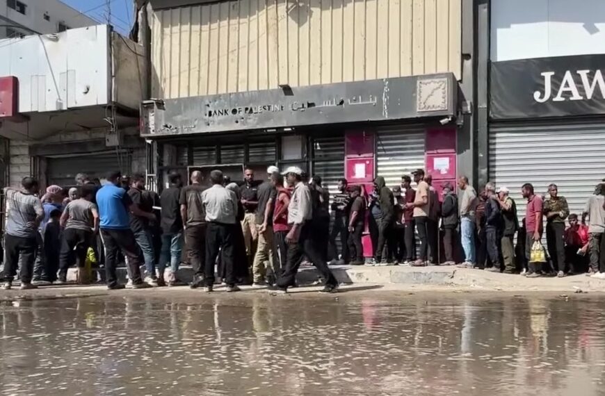 هكذا تكون بداية التحرر من الديون وتحقيق الاستقرار العائلي 4 فرع لبنك فلسطين في غزة، صورة توضيحية (لقطة شاشة من تقرير لوكالة وفا)