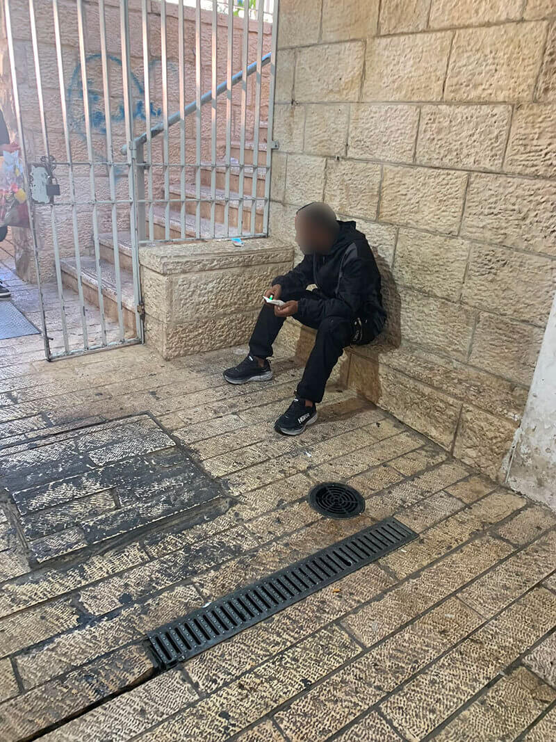 مدينة مباحة: المخدرات تجتاح القدس الشرقية والسلطات تتفرج 2 6a684e83e14b13d229ade247 תמונה של נרקומן ליד תחנת אוטובוס בעיר העתיקה צילום רחמה עלי