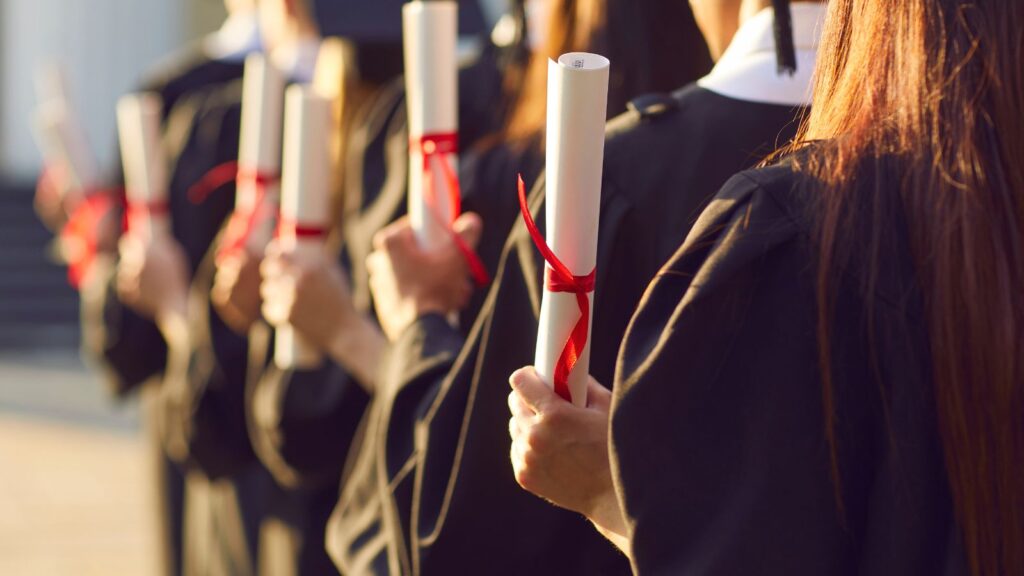ذي إيكونوميست: خفض معايير القبول الجامعي يضعف مستوى الطلاب ويضر بالفئات الأفقر 2 university
