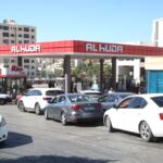 طوابير ممتدة أمام محطات مغلقة: أسباب وتداعيات أزمة البنزين في الضفة
