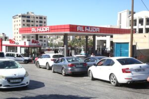 طوابير ممتدة أمام محطات مغلقة: أسباب وتداعيات أزمة البنزين في الضفة