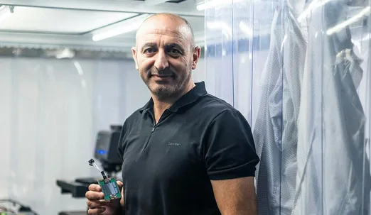 من العمل في البناء إلى بناء تكنولوجيا بـ 400 مليون دولار: رحلة د. هشام طه مع الفيزياء والمبادرات 2 هشام طه داماركر