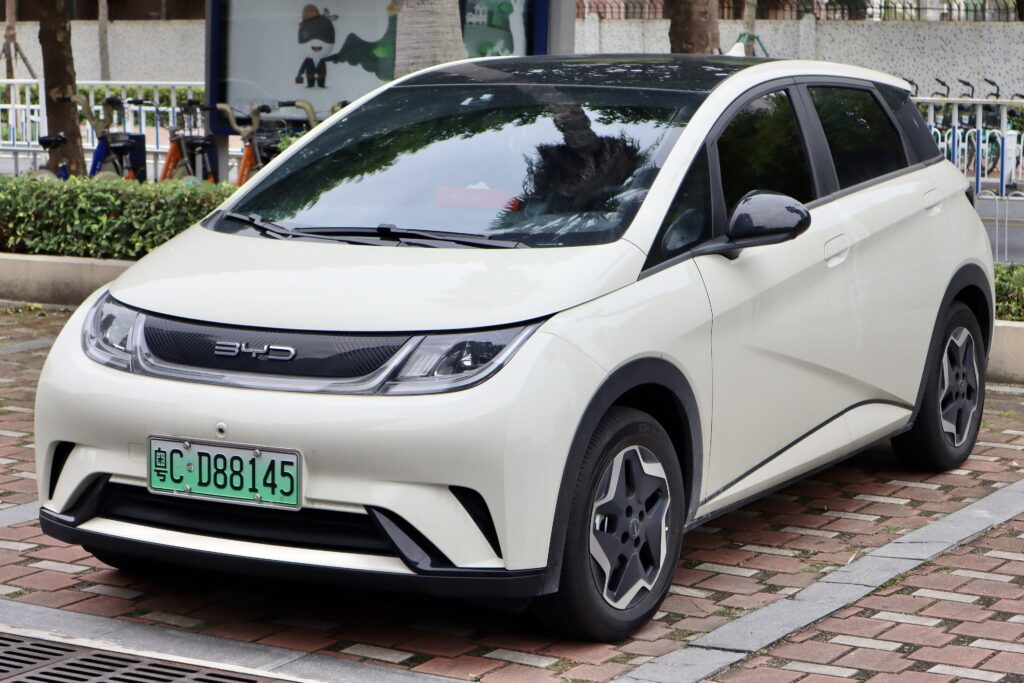 السيارات الصينية تقترب من 50% من المبيعات وتدفع الأسعار للتراجع 2 2021 BYD Dolphin EV front