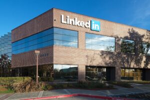 LinkedIn تغلق مركزها في البلاد وتسرّح جميع الموظفين 4 LinkedIn تغلق مركزها في البلاد وتسرّح جميع الموظفين