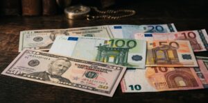الدولار يلامس 2.99 شيكل.. وترقب قرار الفائدة يفرض الحذر على الأسواق