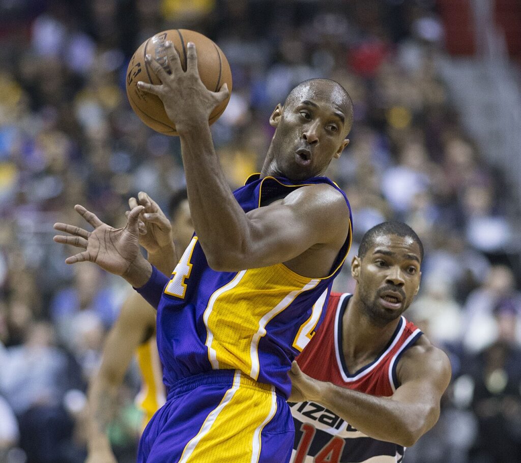 الأعلى بالتاريخ: "لوس أنجلوس ليكرز" يُباع بـ12.5 مليار دولار 2 Kobe Bryant vs Gary Neal
