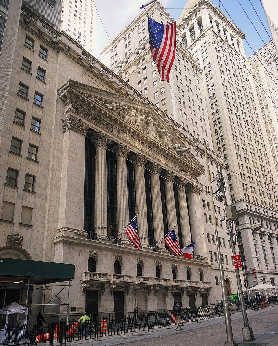 وول ستريت تغلق على مكاسب قياسية وسط تراجع أسعار النفط