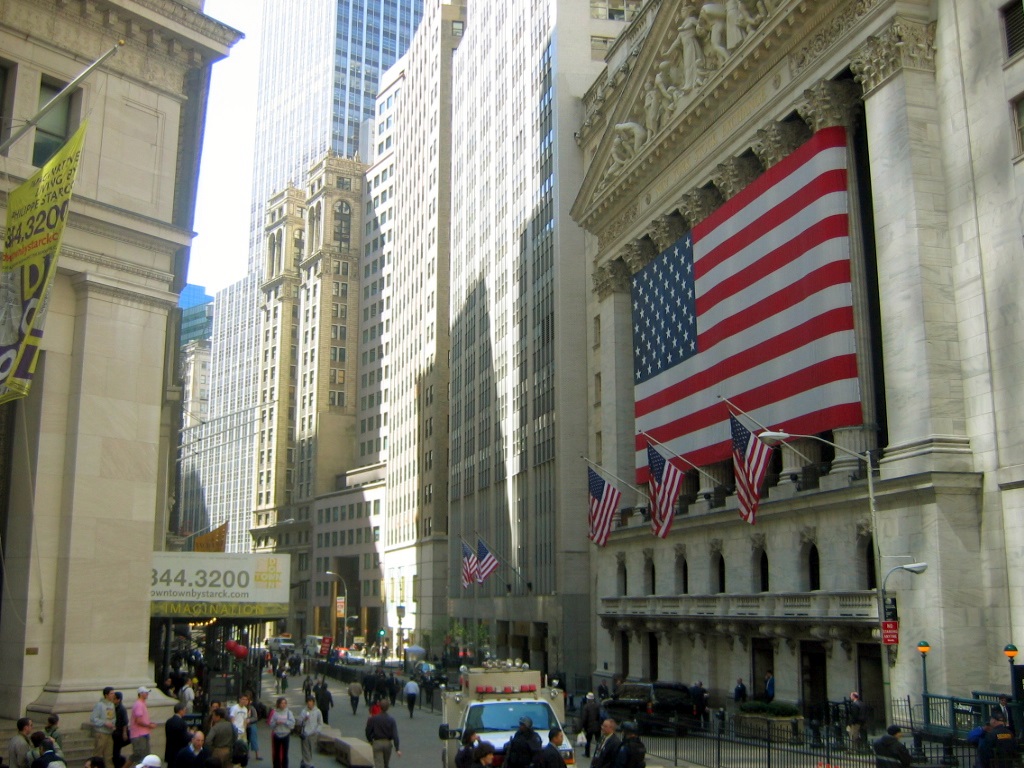وول ستريت في المنطقة الخضراء.. وموديرنا تحلق بـ 177% بعد نجاح تجاربها 2 Photos NewYork1 032