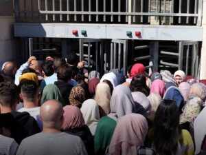 "بدك تثبتي إنو طفلك مقدسي؟ فرجينا ثلاجتك" 4 “بدك تثبتي إنو طفلك مقدسي؟ فرجينا ثلاجتك”