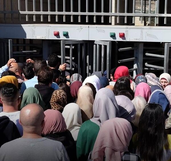 “بدك تثبتي إنو طفلك مقدسي؟ فرجينا ثلاجتك”