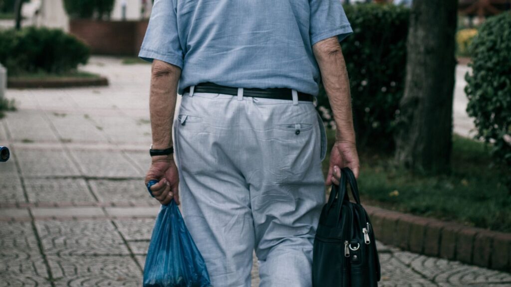 العمل بعد الـ70: غلاء المعيشة تجبر كبار السنّ على عدم التقاعد 2 old man