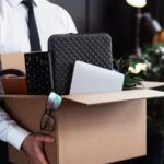 قلق وأعباء إضافية وشعور بالخذلان: موجة تسريحات الهايتك تترك آثارًا قاسية على الموظفين غير المفصولين