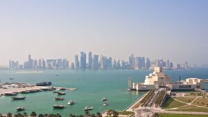 قطر تخفّض ميزانيتها 30% واستثماراتها 85% بعد تضرر صادرات الغاز نتيجة إغلاق هرمز