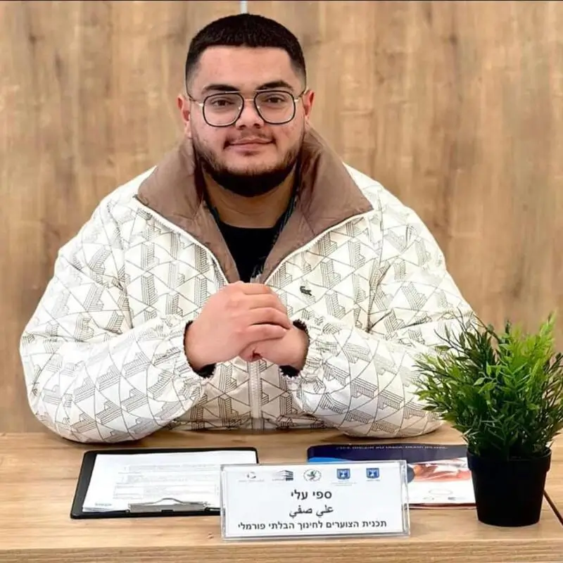 عشية الانتخابات الجدل حول الخدمة المدنية يحتدم بين القيادات العربية، فماذا يقول الشباب؟ 7 6a9d3edeb08befb3a47af364 עלי סופי באדיבות המצולם