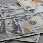 الدولار يستقر فوق 3.02 شيكل.. وترقب لرفع الفائدة الأوروبية