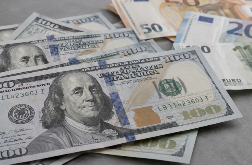 الدولار يستقر فوق 3.02 شيكل.. وترقب لرفع الفائدة الأوروبية