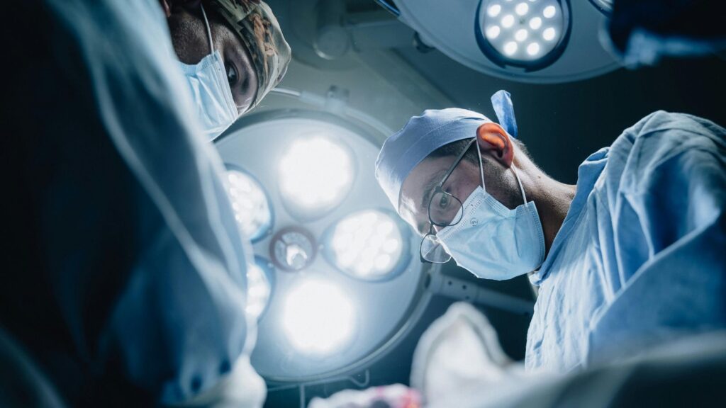 دراسة جديدة: 1,370 طبيبًا هاجروا من البلاد خلال ثلاث سنوات 2 DOCTORS