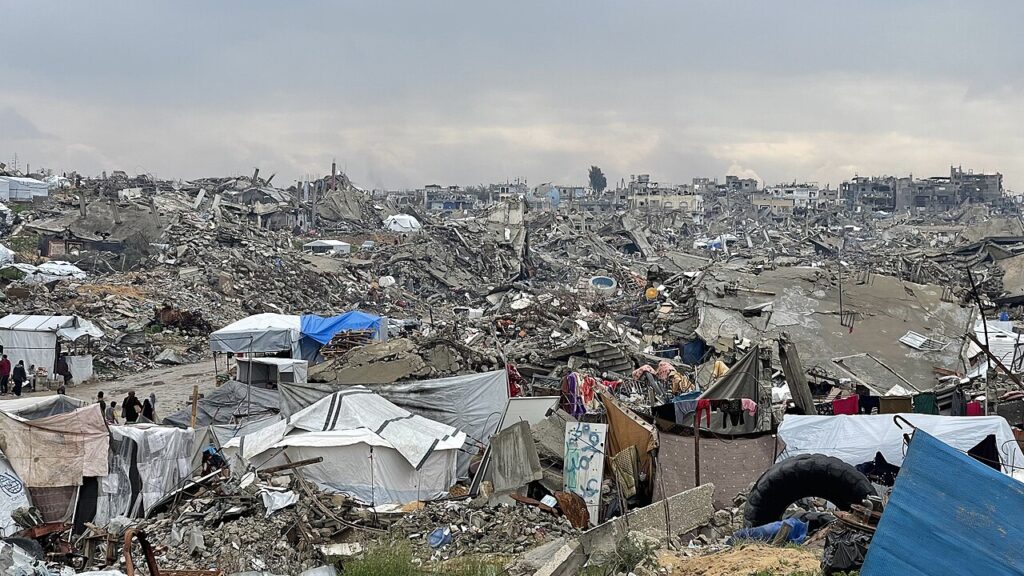 «اقتصاد الخيمة» في غزة: من شحن الهواتف إلى جرّ العربات 2 مشهد الدمار والنزوح في قطاع غزة، الصورة: ويكيميديا