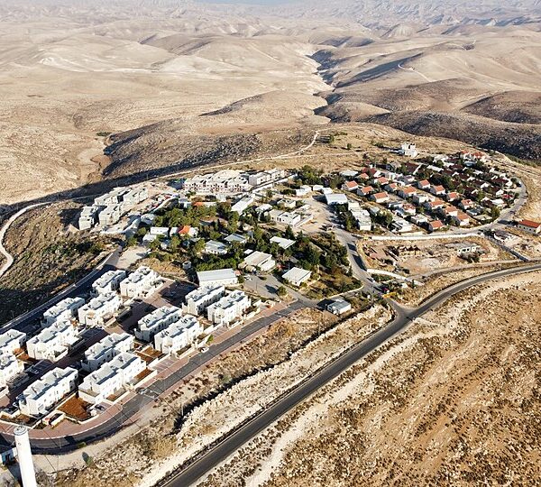 بريطانيا تدرس توسيع العقوبات لتشمل بنوكًا إسرائيلية بسبب تمويل الاستيطان