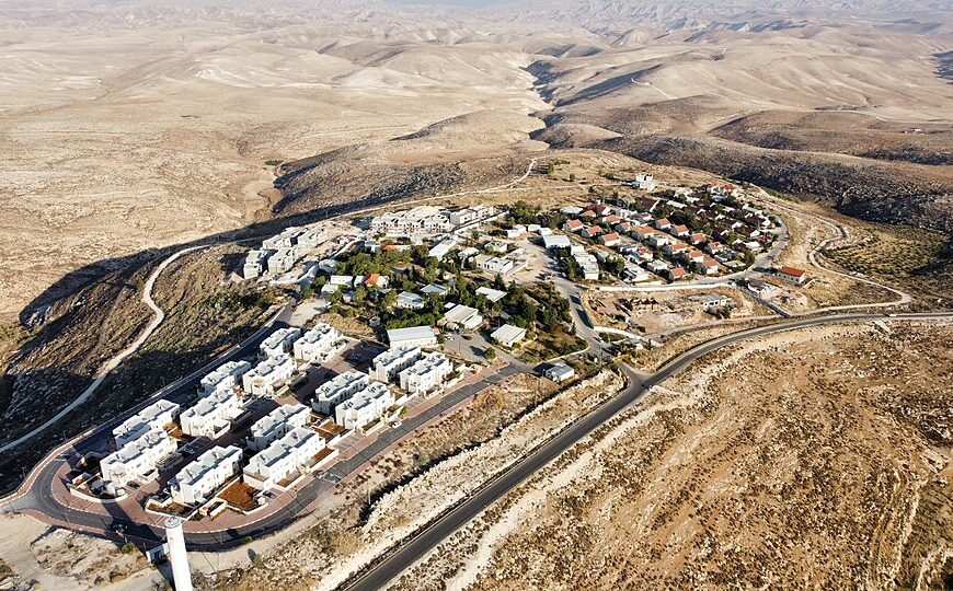 بريطانيا تدرس توسيع العقوبات لتشمل بنوكًا إسرائيلية بسبب تمويل الاستيطان