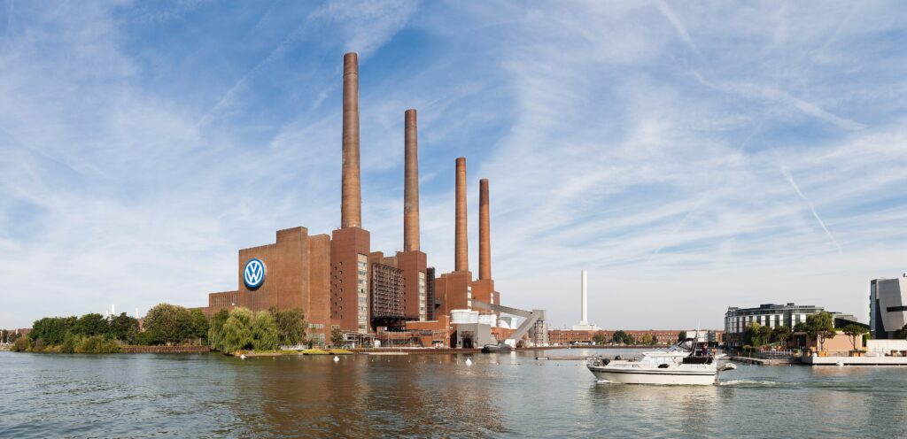 فولكسفاغن تعتزم إلغاء 50 ألف وظيفة إضافية ضمن أكبر إعادة هيكلة في تاريخها 2 VW Werk Altes Heizkraftwerk WB edit