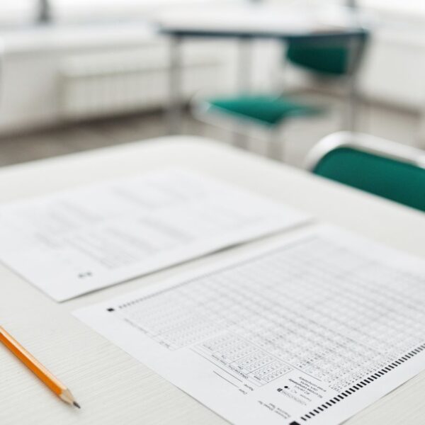 اختبارات الميتساف: الطلاب العرب يتفوقون على اليهود بالإنجليزية، وتقارب بالرياضيات والعلوم