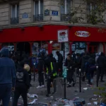 متظاهرون يسرقون متجر «نايكي» تابع لـ«FOX» في فرنسا 5 متظاهرون يسرقون متجر «نايكي» تابع لـ«FOX» في فرنسا