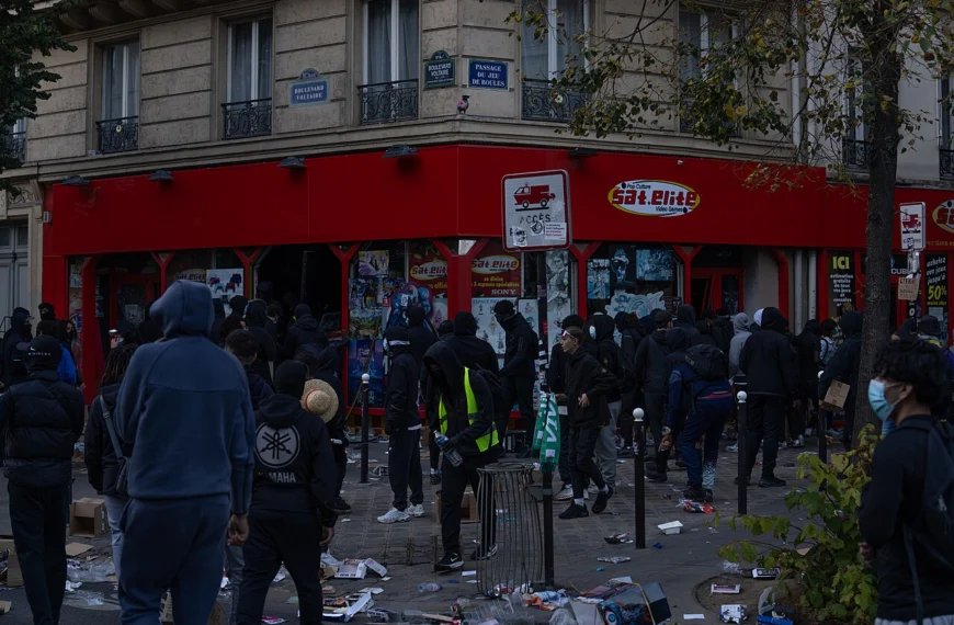 متظاهرون يسرقون متجر «نايكي» تابع لـ«FOX» في فرنسا