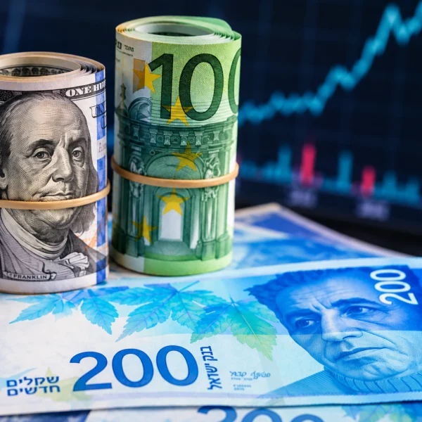 الدولار يرتفع إلى 3.10 شيكل لأول مرة منذ أبريل.. واليورو يقترب من 3.47 شيكل