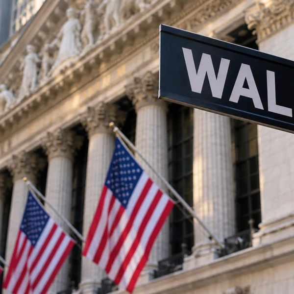 وول ستريت تغلق على ارتفاع.. وS&P 500 يسجل مستوى قياسيًا جديدًا