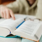 مهنة الأب أكثر تأثيرًا في نتائج الأبناء الدراسية من مهنة الأم