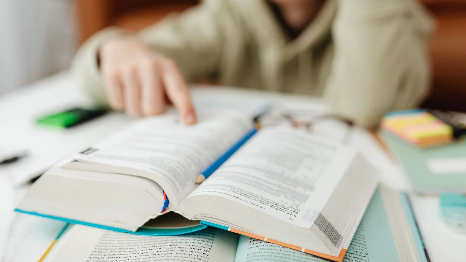 مهنة الأب أكثر تأثيرًا في نتائج الأبناء الدراسية من مهنة الأم